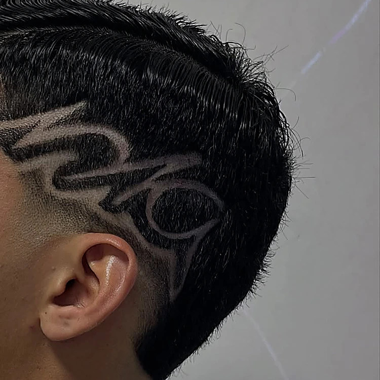 Diseño de ondas rasurado en el costado, con fade bajo