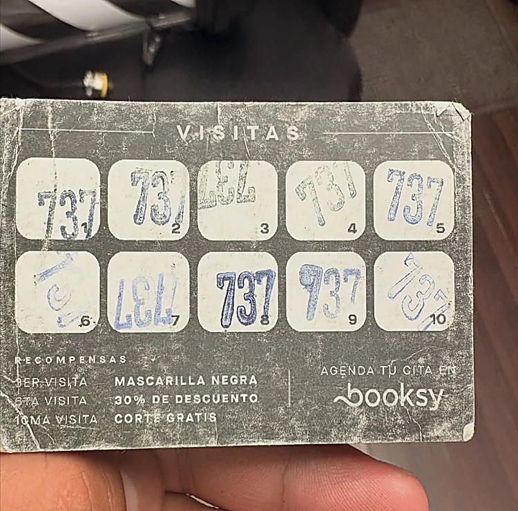 Tarjeta de visitas de Barbería 737 con diez casillas selladas a mano con el número 737