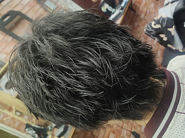 Corte con textura y mechones vistos desde arriba